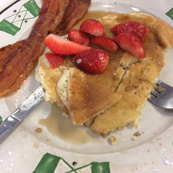 Courtyard Restaurant - Amazing pancakes and strawberries - New American Near Me - Fairhaven, Massachusetts