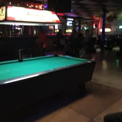 Lucky's  Bar & Grill - Pool, beer and music