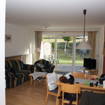 Hotel Gut Vorwald - Blick in den Wohnraum mit angrenzender Terrasse einer Ferienwohnung. - German Near Me - Schmallenberg, NW Hotel Gut Vorwald - Blick in den Wohnraum mit angrenzender Terrasse einer Ferienwohnung. - German Near Me - Schmallenberg, NW