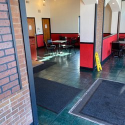 Niro's Gyros - Dining area