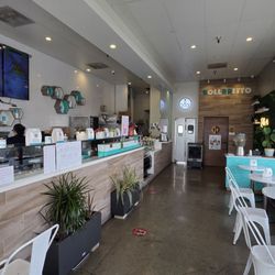 Rollrritto + Poke Bar - Dining area
