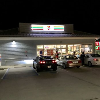 7-Eleven - cars parked in a parking lot at night - Convenience Stores Near Me - Norfolk, Virginia