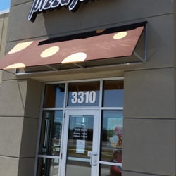 Uncle Maddios Pizza - Front of the place