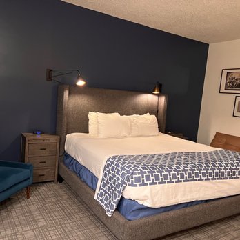 Sideways Inn - King Bed Room - Hotels Near Me - Buellton, California