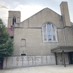 Union Church of Hinsdale - Main entrance with frontal view of wall and emblem