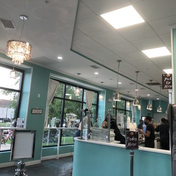 Shawn Michelle's - Interior - Ice Cream & Frozen Yogurt Near Me - Chicago, Illinois