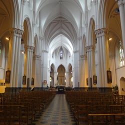 Église Sainte-Croix - intérieur de l'église : belle élévation gothique :)