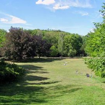 Goethepark - Goethepark Berlin-Wedding im Mai 2019. Blick vom Rodelberg. - Parks Near Me - Berlin, BE
