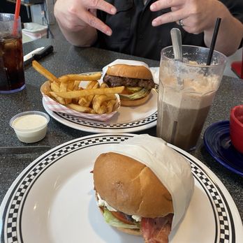 Cool Cat Cafe - Blue suede shoes burger and fries - American Near Me - Pismo Beach, California Cool Cat Cafe - Blue suede shoes burger and fries - American Near Me - Pismo Beach, California
