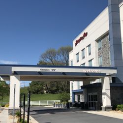 Hampton Inn Abingdon - Front entrance to hotel.