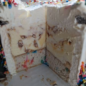 Baskin-Robbins - Ice cream cake is heavy on the ice cream, light on the cake - Ice Cream & Frozen Yogurt Near Me - San Diego, California