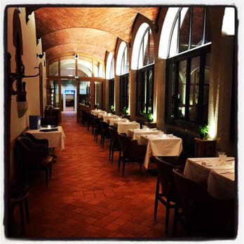 Les Téléphones - Salle de restaurant dans le péristyle du cloître - French Near Me - Lyon, 69 Les Téléphones - Salle de restaurant dans le péristyle du cloître - French Near Me - Lyon, 69