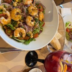 Alcázar - Shrimp salad & sangria