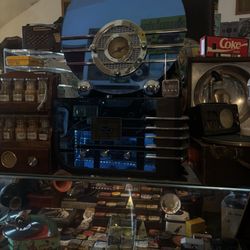 Hurdy Gurdy Museum of Vintage Radio - Stunning display on the main floor