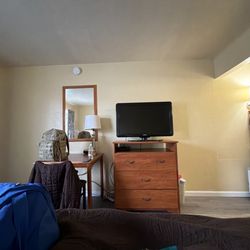 Travelodge by Wyndham La Grande - Tv and little side table
