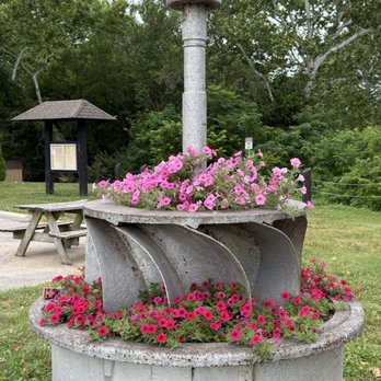 Thompson Mill - Mill turned into planter - Landmarks & Historical Buildings Near Me