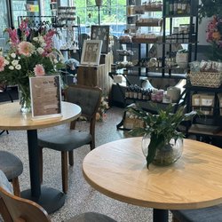 Bubbly Boutique - Cute tables to enjoy drinks at