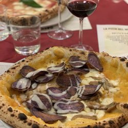 Il Gallo d'Oro - Pizza del mese (novembre ’19) Crema di zucca, fiordilatte, porcini, chips di patate viola, crema di pecorino
