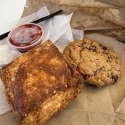 Afternoon Coffee - Biscuit with strawberry jam and a chocolate cookie
