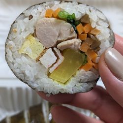 Jeon Ju Hyang - Cross-section of my kimbab with chicken