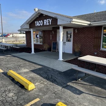 Taco Rey - the outside of a taco rey restaurant - Mexican Near Me - Greenup, Illinois Taco Rey - the outside of a taco rey restaurant - Mexican Near Me - Greenup, Illinois