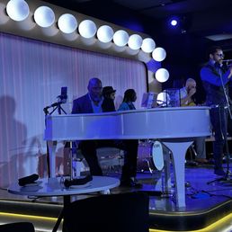 Jazz band 10/10/10 - great food, great vibe, excellent band & singers! Would come back!!! Jazz band 10/10/10 - great food, great vibe, excellent band & singers! Would come back!!!