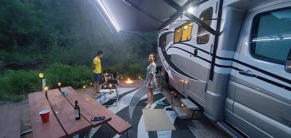 Trailer/RV sites - Trailer/RV sites – We have a variety of sites to accommodate any trailer/RV. All sites are full hookup with water, septic, and electric (20, 30, and 50 amp) connections. Select your preference of site between Back In, Pull Through, or Creekside RV sites. Trailer/RV sites - Trailer/RV sites – We have a variety of sites to accommodate any trailer/RV. All sites are full hookup with water, septic, and electric (20, 30, and 50 amp) connections. Select your preference of site between Back In, Pull Through, or Creekside RV sites.