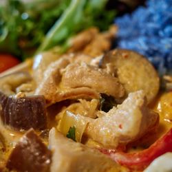 Saap Saap HI - Laos chicken curry (spicy) - upgraded to butterfly pea flower sticky rice