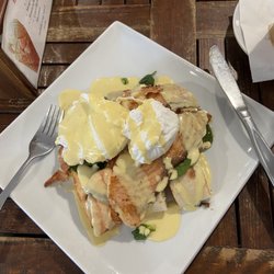 Medowie Macadamias - Eggs Benedict with smoked salmon