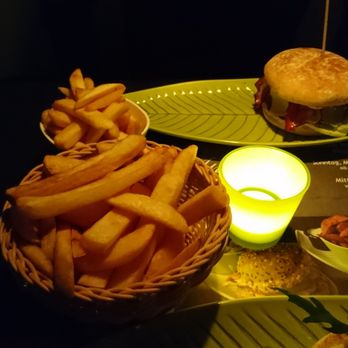 Käppchen Burgergrill - Große Pommes vorne,  kleine Portion im Hintergrund - Burgers Near Me - Munich, BY