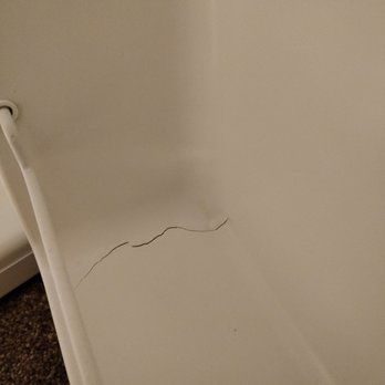 The Victoria Hotel - Cracked refrigerator door - Hotels Near Me - Dunedin, OTA