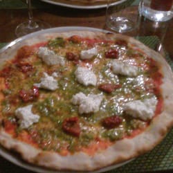 I Boceri - Pizza con mozzarella, pomodoro, burrata, pesto e pomodori secchi.
