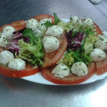 Pizzeria Vittorio - Ensalada Caprese - Pizza Near Me - Santander, S Pizzeria Vittorio - Ensalada Caprese - Pizza Near Me - Santander, S