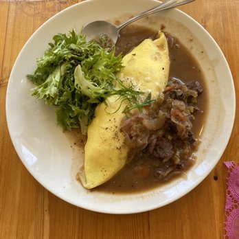 Cream Pot - Beef stew omelet (comes w/ white rice inside the eggs) - Breakfast & Brunch Near Me - Honolulu, Hawaii Cream Pot - Beef stew omelet (comes w/ white rice inside the eggs) - Breakfast & Brunch Near Me - Honolulu, Hawaii