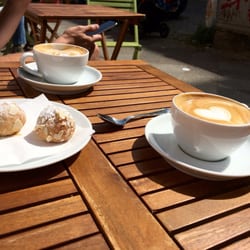 Die Kaffeenauten - Cappuccino & Almond cake (Mandorlini as labeled).