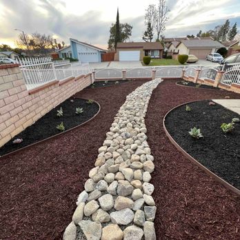 Mulch And Landscaping Design - Front Yard - Landscaping Near Me