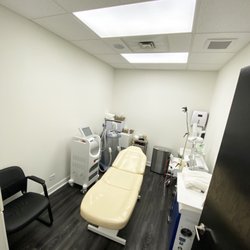 Dr Speron Plastic Surgery - Dr. Speron Plastic Surgery aesthetician room