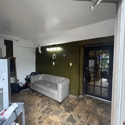 Sunshine's Health Food Store & Vegetarian Deli - Bathroom area