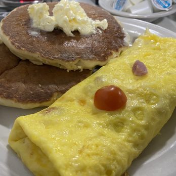 Mr. Pancake - Ham and cheese with tomatoes.  Pancakes. - American Near Me - Wisconsin Dells, Wisconsin