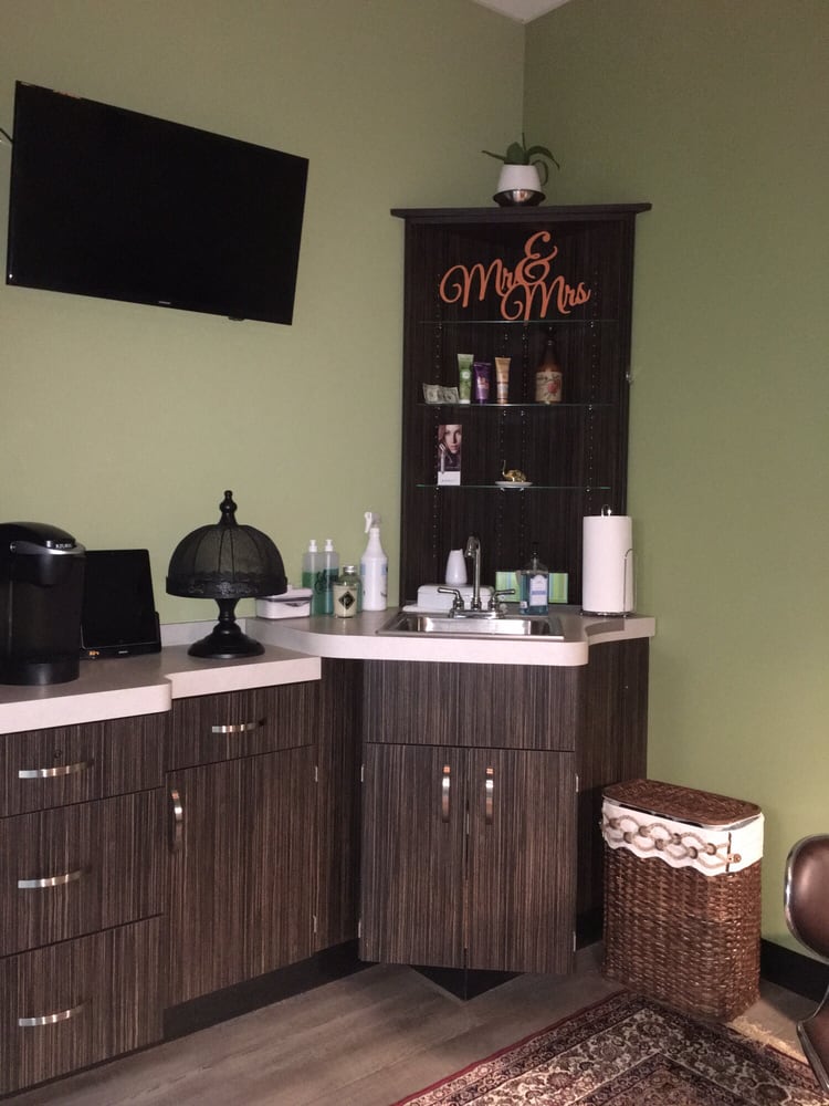 Mr. & Mrs. Nail Spa Logo