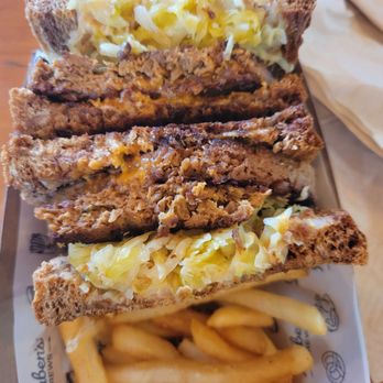 Reuben's Brews - Vegan reuben - Brewpubs Near Me - Seattle, Washington
