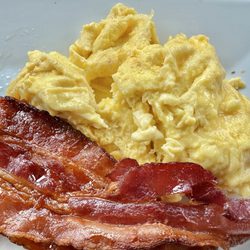 727 Ocean Sunset Bar at Smugglers Cove Inn - Delicious free breakfast with your stay at "Smugglers Cove!" Moist flavorful eggs and crispy bacon!