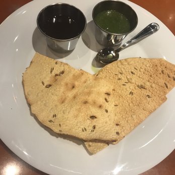 Cumin & Curry - Complimentary crackers with tamarind sauce and spicy cilantro sauce - Indian Near Me - Columbus, Ohio