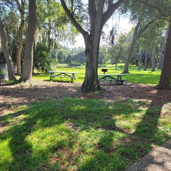 Ridgecrest Park - Shaded picnic tables - Parks Near Me - Largo, Florida