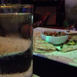 Civilo Restobar - Vodka con Ginger y quesadillas de verduras