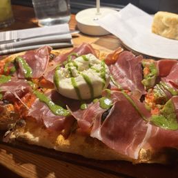 Prosciutto e Burrata Pizza Prosciutto e Burrata Pizza