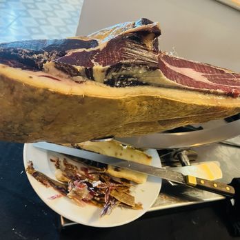 Tábua do Naldo - Precious of the fresh prosciutto carved red off the ham - Portuguese Near Me - Évora, 07 Tábua do Naldo - Precious of the fresh prosciutto carved red off the ham - Portuguese Near Me - Évora, 07