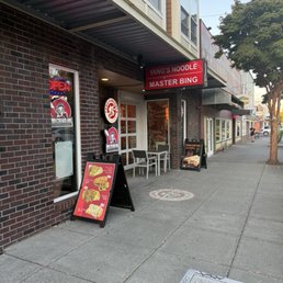Exterior outside entrance of Yang‘s Noodle - Portland, Oregon Exterior outside entrance of Yang‘s Noodle - Portland, Oregon
