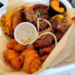 Sak Pase Foodtruck - Turkey plate with as added side of marinade