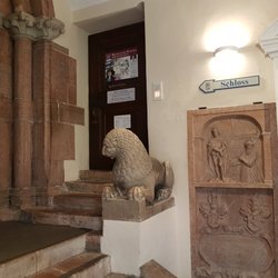 Königliches Schloss Berchtesgaden - der Löwe bewacht den Eingang